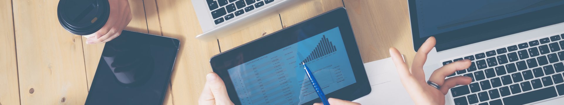 Generisches Büro, mehrere Hände die über einen Tisch greifen Laptops und Tablets auf dem tisch